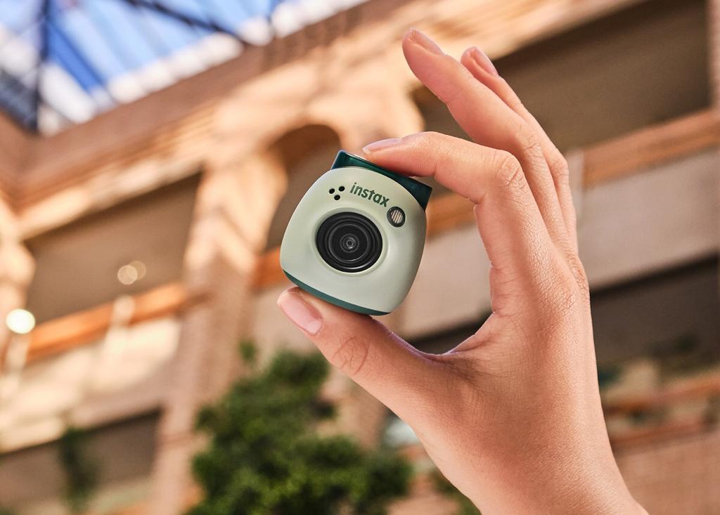 Todos necesitamos una cámara instantánea y la Instax Mini 11 es la